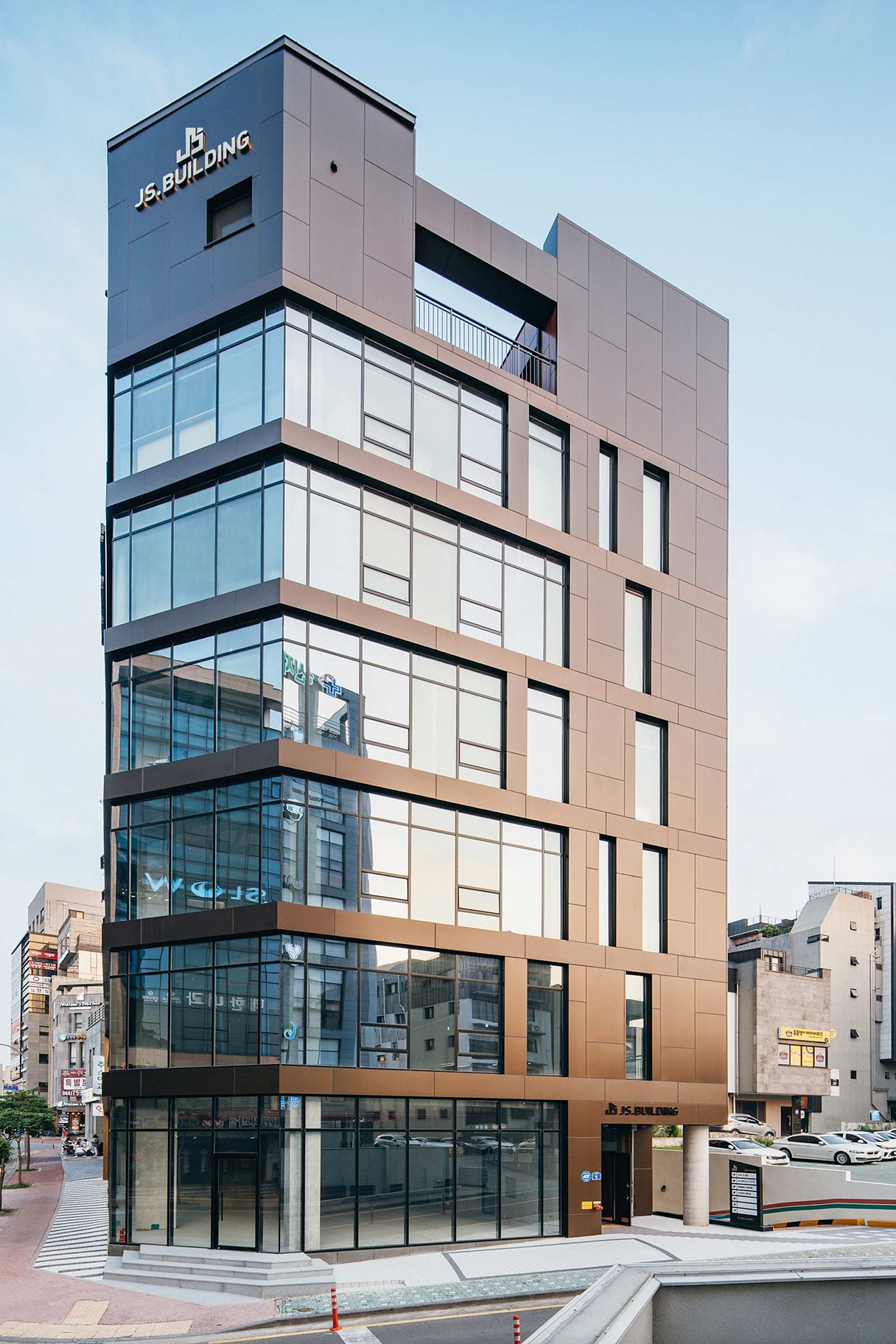 제주 노형동 근린생활시설 — 복합패널 MEDIUM BRONZE SHORTLINE BRUSH 적용 사례 2