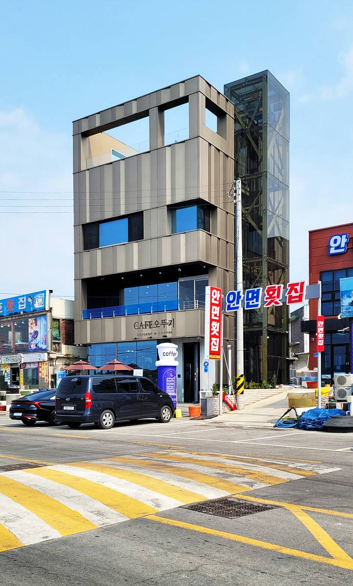 안면도 상가주택 (오뚜기CAFE) — 복합패널 SUPERLIGHT BRONZE SHORTLINE BRUSH 적용 사례 1