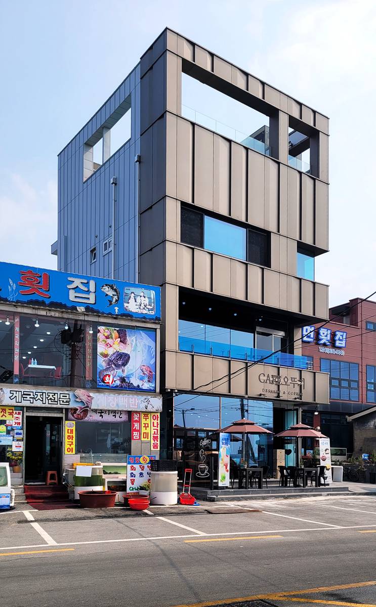 안면도 상가주택 (오뚜기CAFE) — 복합패널 SUPERLIGHT BRONZE SHORTLINE BRUSH 적용 사례 2