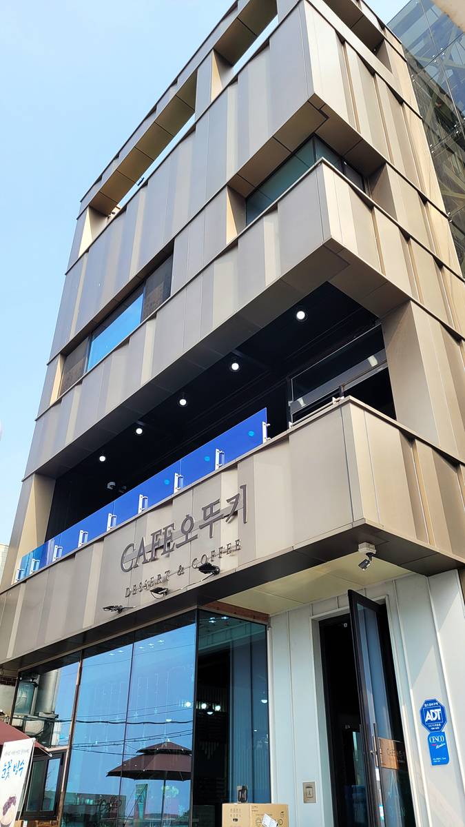 안면도 상가주택 (오뚜기CAFE) — 복합패널 SUPERLIGHT BRONZE SHORTLINE BRUSH 적용 사례 3