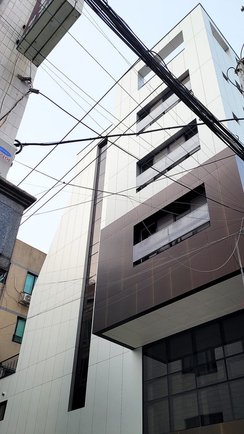 양재동 근린생활시설 — 복합패널 CLEAR MATT, MEDIUM BRONZE SHORTLINE BRUSH 적용 사례 2