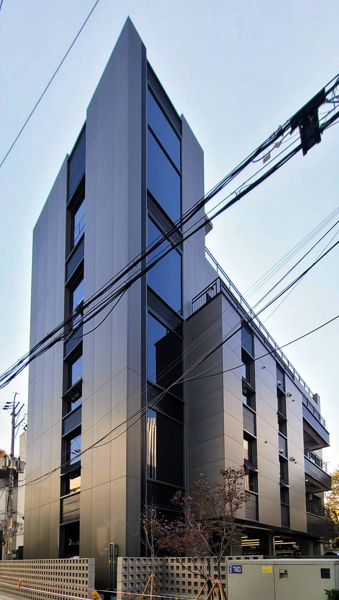 성곤무역 사옥 — 복합패널 ANOZINC I 적용 사례 1