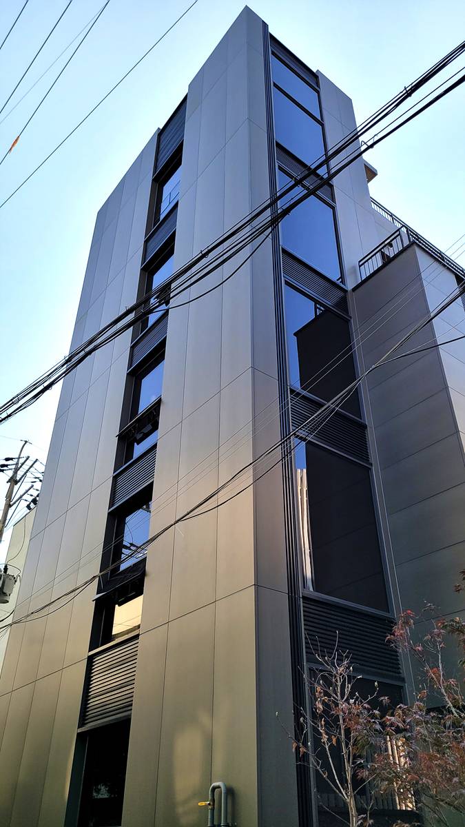 성곤무역 사옥 — 복합패널 ANOZINC I 적용 사례 3