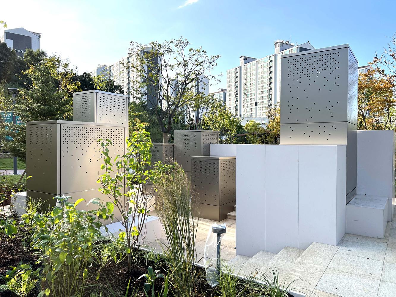 파주 운정 수변공원 조경시설 — 복합패널 SUPERLIGHT BRONZE SHORTLINE BRUSH 적용 사례 1