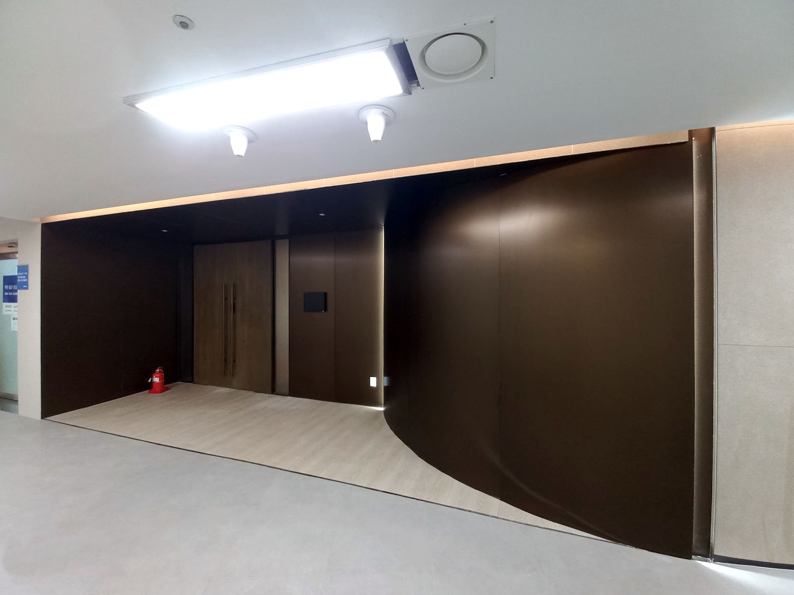 서울역 대회의실 — 복합패널 MEDIUM BRONZE SHORTLINE BRUSH 적용 사례 2