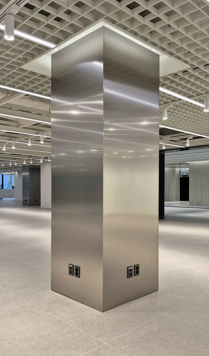 신성통상 본사 공용공간 — 하니컴패널 STAINLESS STEEL H/L_BEAD_NSP 적용 사례 1
