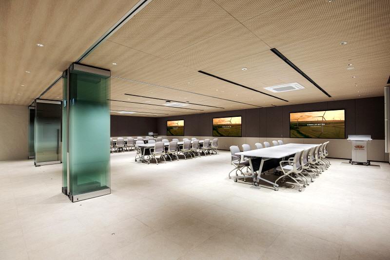 HLB GROUP HQ — 복합패널 SUBTLE LIGHT BRONZE, PEWTER 적용 사례 3