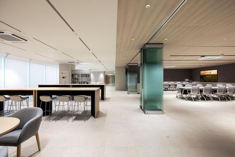 HLB GROUP HQ — 복합패널 SUBTLE LIGHT BRONZE, PEWTER 적용 사례 4