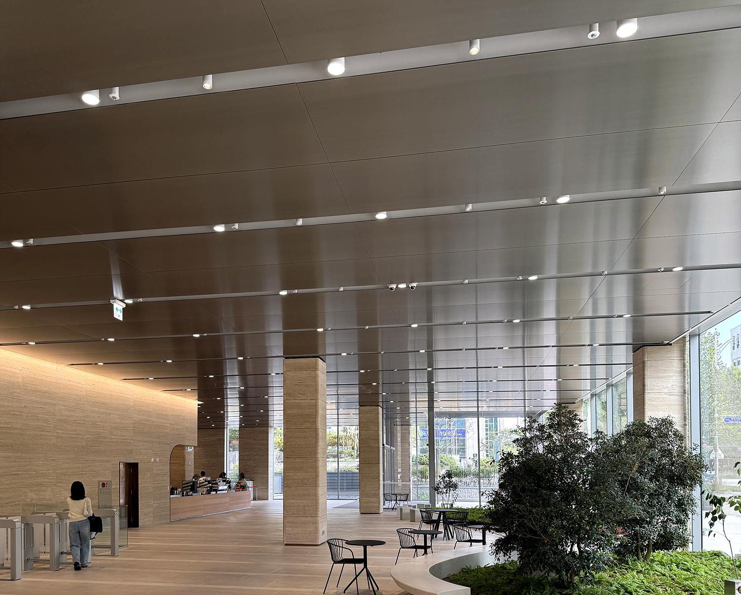 LG연암재단 마포빌딩 — 하니컴패널 PEWTER 적용 사례 3