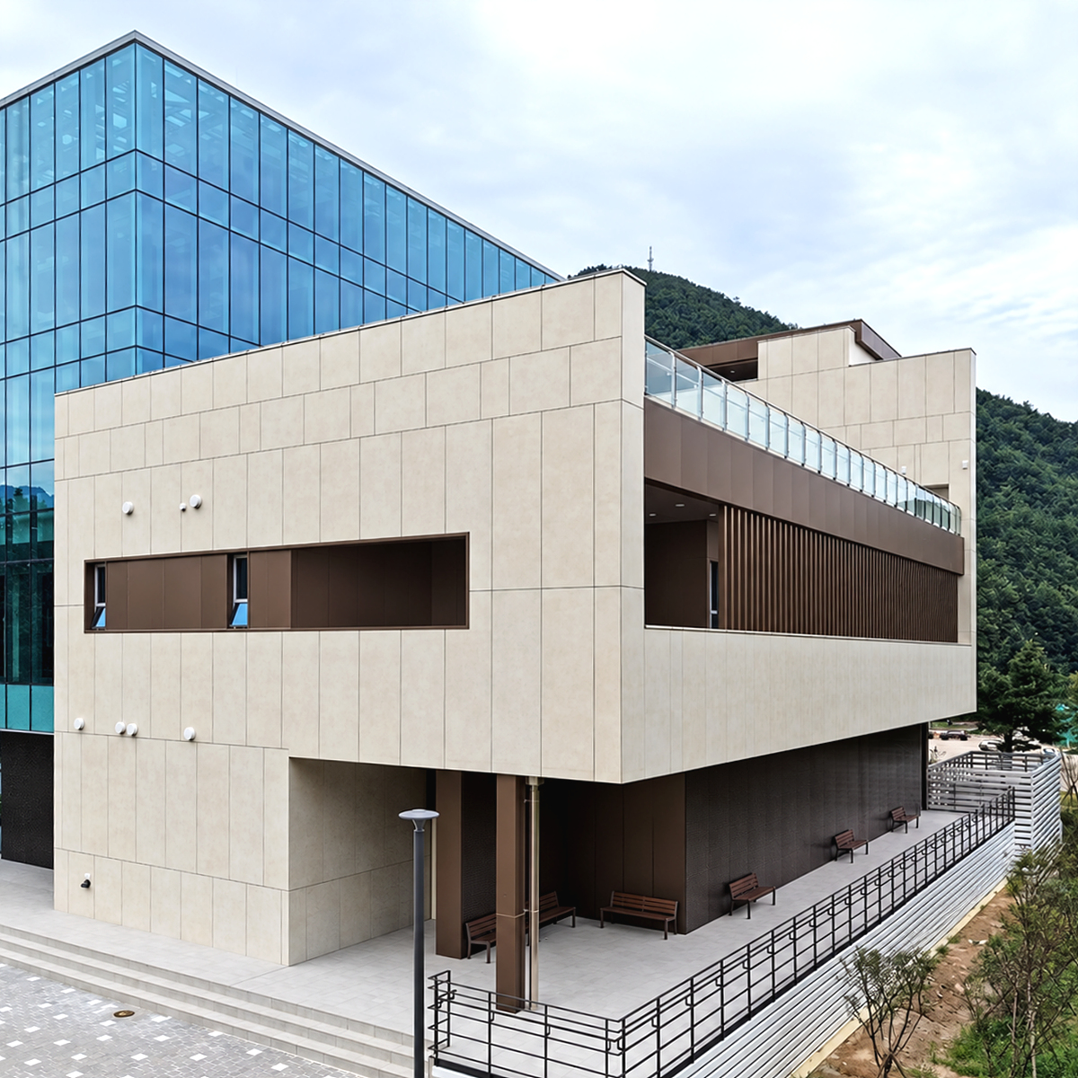 설악산 복합문화센터 — 복합패널 MEDIUM BRONZE SHORTLINE BRUSH 적용 사례 2